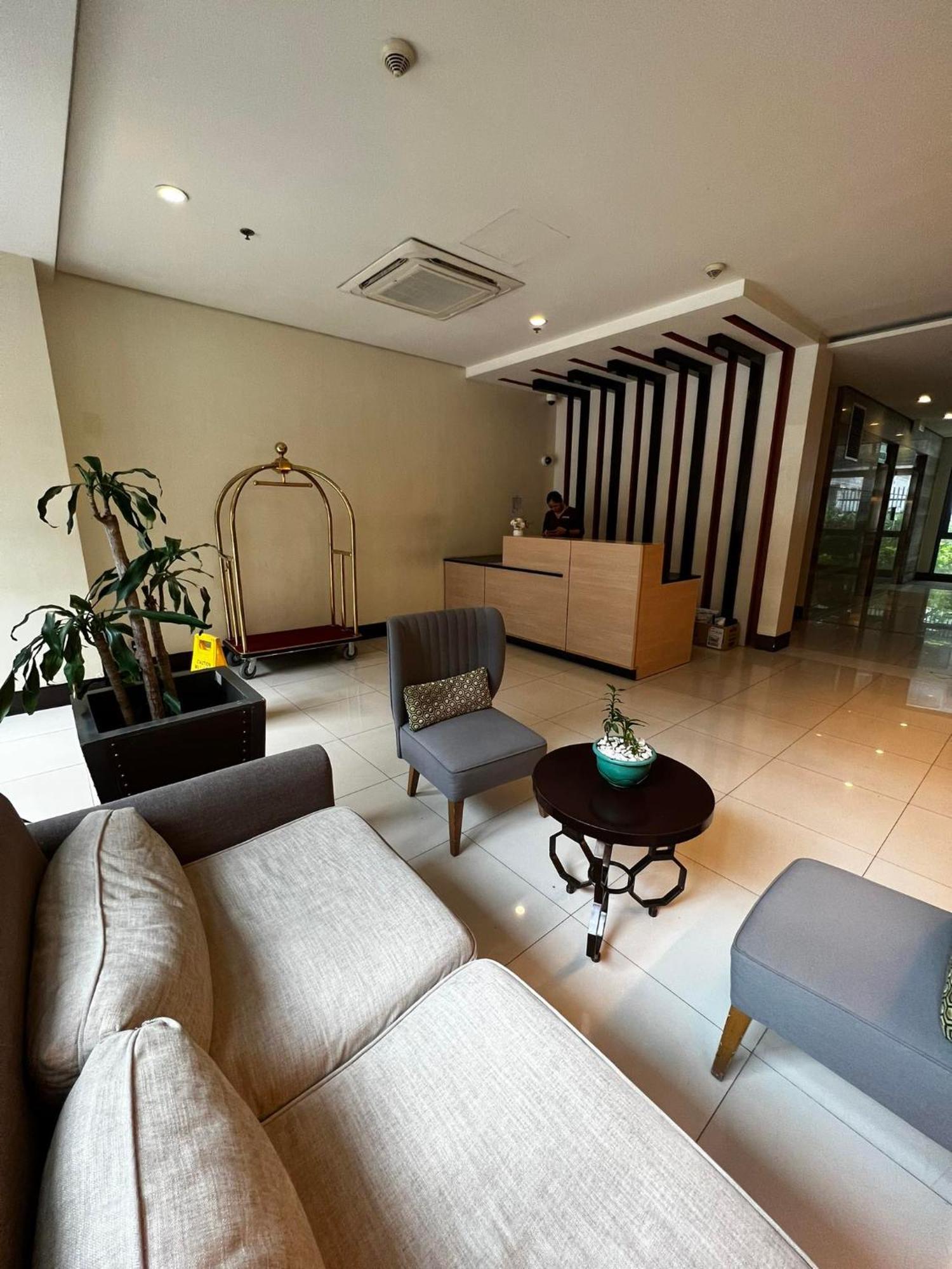 One Palm Tree Villas Condominium - Studio 2Nd Fl With Balcony - Across Terminal 3 Airport Pasay Exterior photo