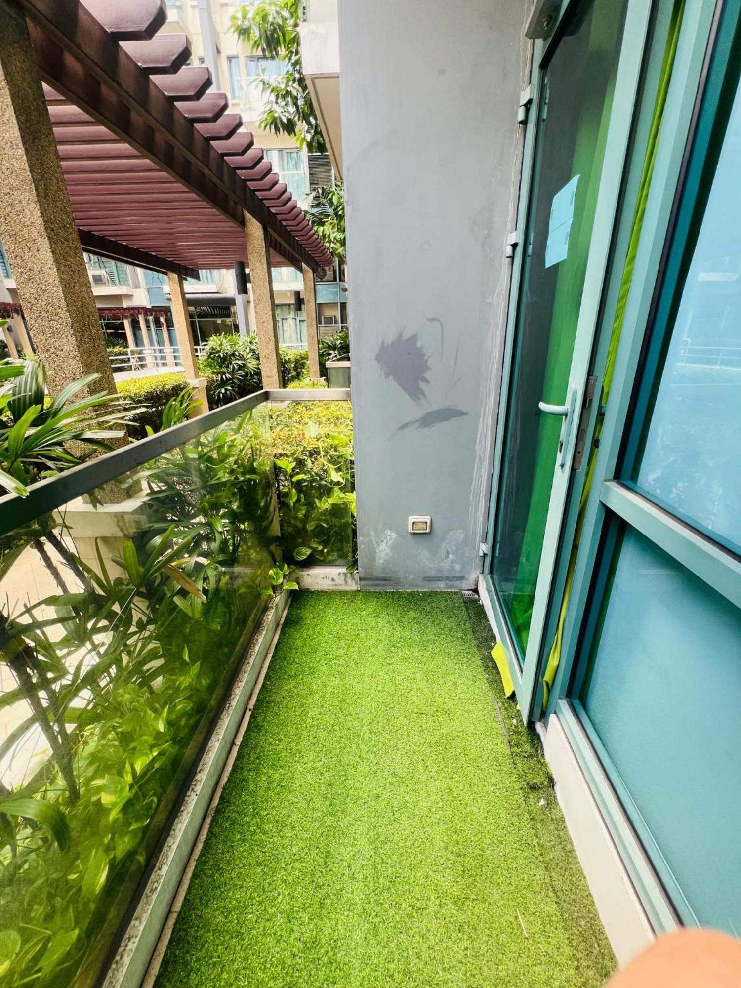 One Palm Tree Villas Condominium - Studio 2Nd Fl With Balcony - Across Terminal 3 Airport Pasay Exterior photo