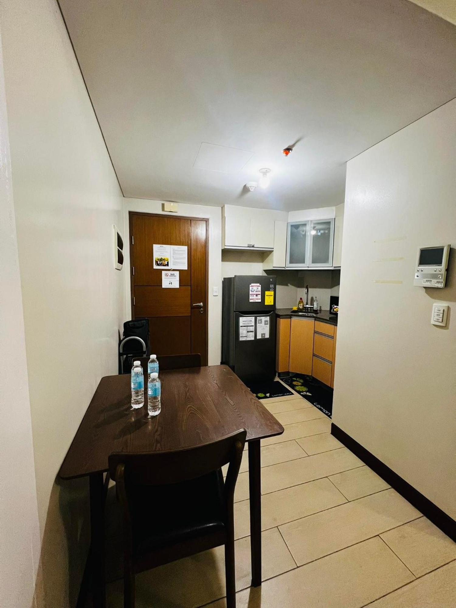 One Palm Tree Villas Condominium - Studio 2Nd Fl With Balcony - Across Terminal 3 Airport Pasay Exterior photo